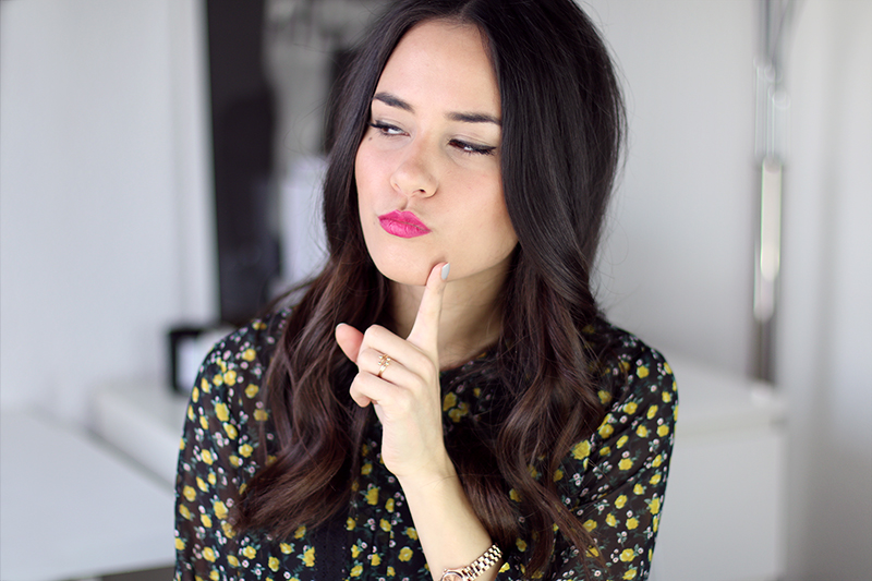 FAQ - Ich beantworte eure Fragen (Basics, Studium, Beruf, Bloggen). Nisi is wearing a flower printed blouse, a chanel lipstick in fuchsia and a Marc by Marc Jacobs watch