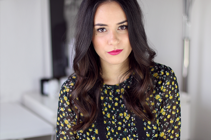 FAQ - Ich beantworte eure Fragen (Basics, Studium, Beruf, Bloggen). Nisi is wearing a flower printed blouse, a chanel lipstick in fuchsia and a Marc by Marc Jacobs watch