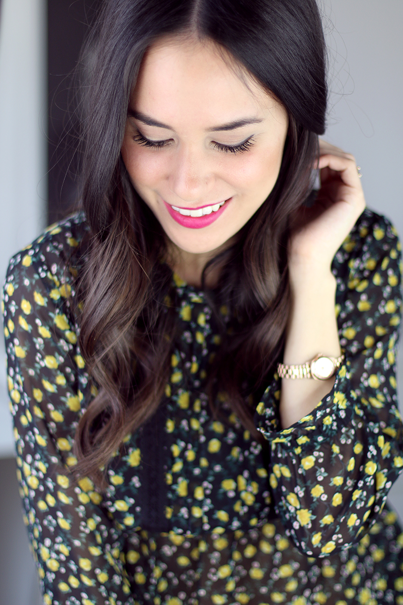 FAQ - Ich beantworte eure Fragen (Basics, Studium, Beruf, Bloggen). Nisi is wearing a flower printed blouse, a chanel lipstick in fuchsia and a Marc by Marc Jacobs watch