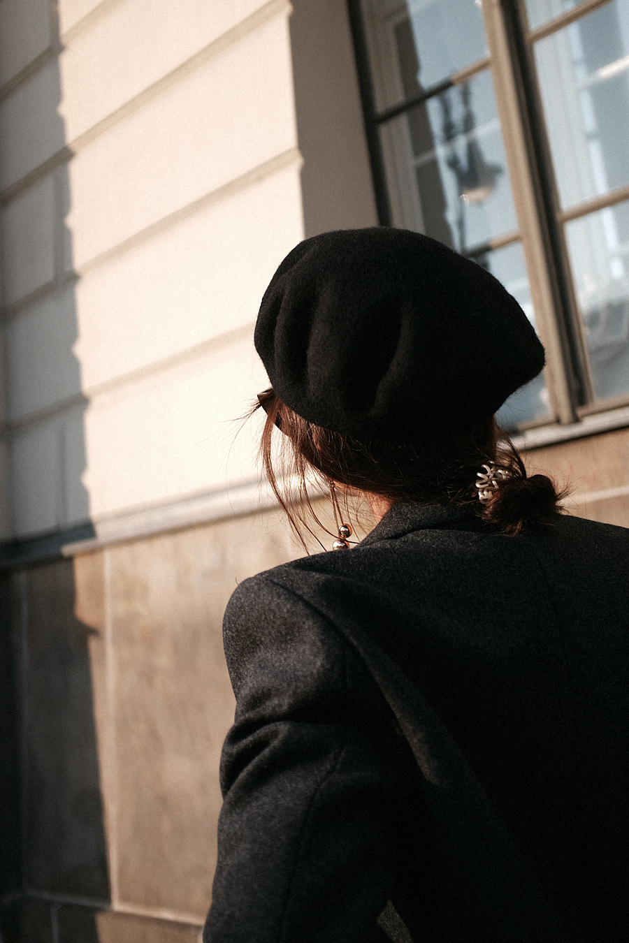 Nisi is wearing: Balenciaga Giant 12 City Bag, Céline Kate Sunglasses, Wool beret, Wrap coat, Mom jeans, Wool blazer, Sweater, Acne Studios Jensen Boots