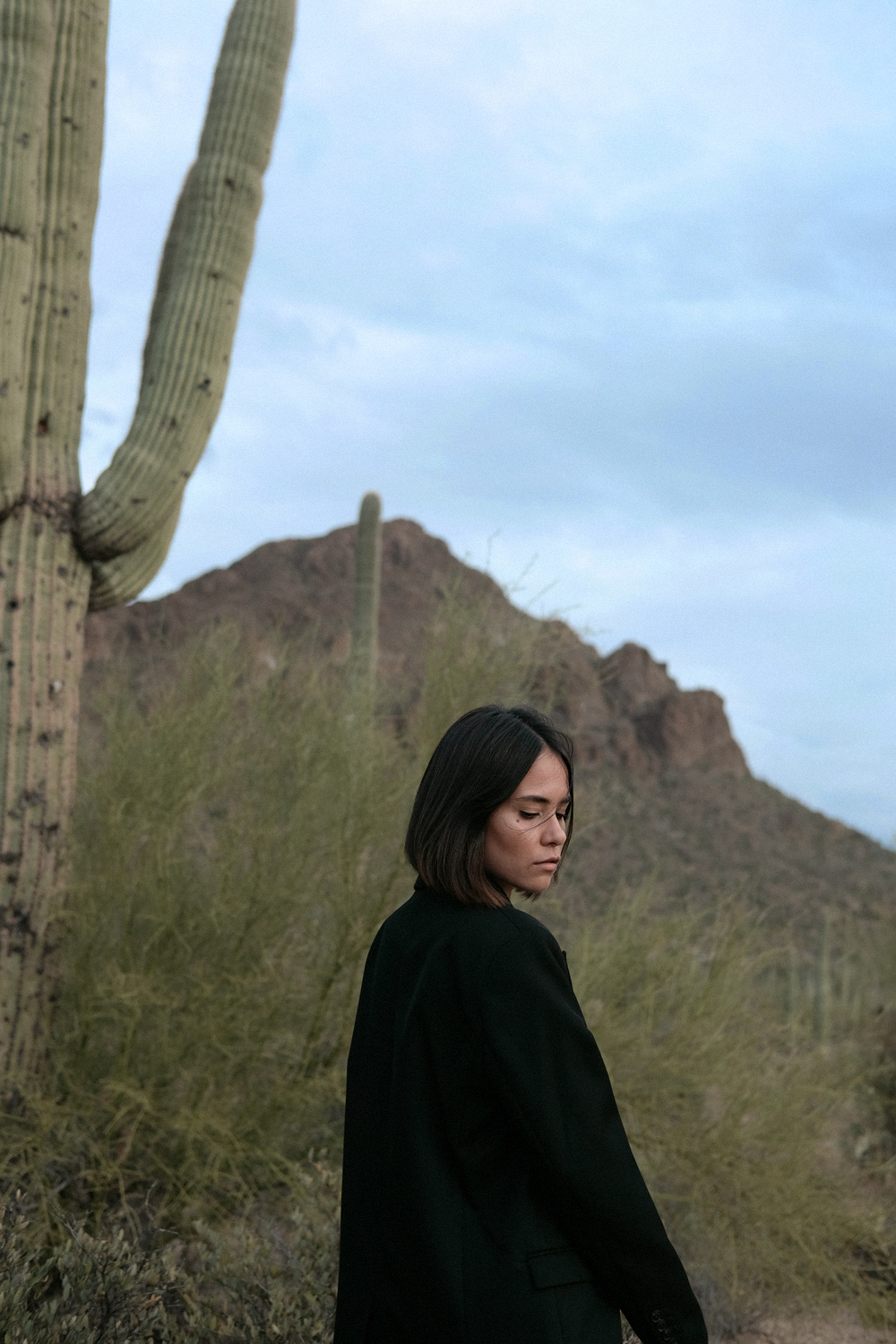Saguaro National Park. Nisi is wearing: Oversized back blazer H&M, Black flared trousers WEEKDAY, Gold chunky chain necklace ESTÉE LALONDE X DAISY, Fat Snake ring ALL BLUES, Fat gold ring DAPHINE
