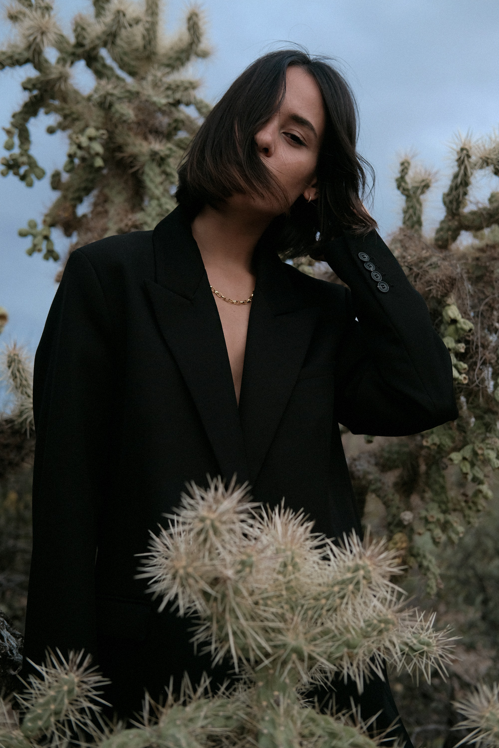 Saguaro National Park. Nisi is wearing: Oversized back blazer H&M, Black flared trousers WEEKDAY, Gold chunky chain necklace ESTÉE LALONDE X DAISY, Fat Snake ring ALL BLUES, Fat gold ring DAPHINE