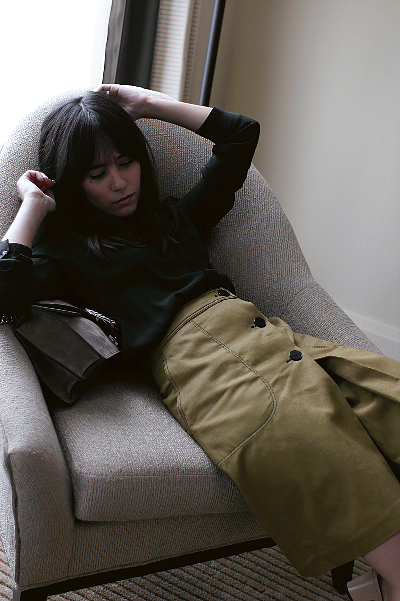 Nisi is wearing: Gucci Dionysus bag, silk shirt, skirt. Having a look at the new Rouge Dior lipsticks in Düsseldorf