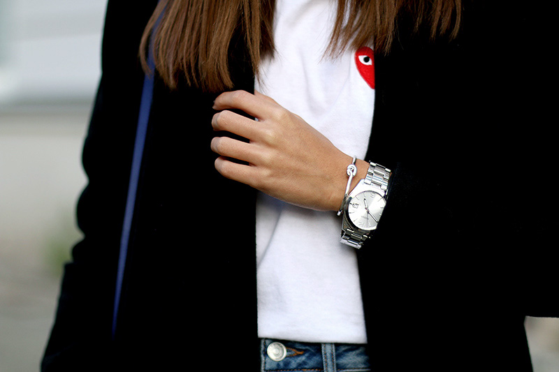 Nisi is wearing: Oversized Coat from All Saints, Longsleever from Comme des Garcons, Girlfriend Jeans from Topshop, Givenchy Obsedia Bag, Chloé Lauren Flats, Watch from Fossil