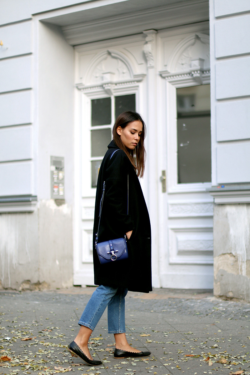 Nisi is wearing: Oversized Coat from All Saints, Longsleever from Comme des Garcons, Girlfriend Jeans from Topshop, Givenchy Obsedia Bag, Chloé Lauren Flats, Watch from Fossil