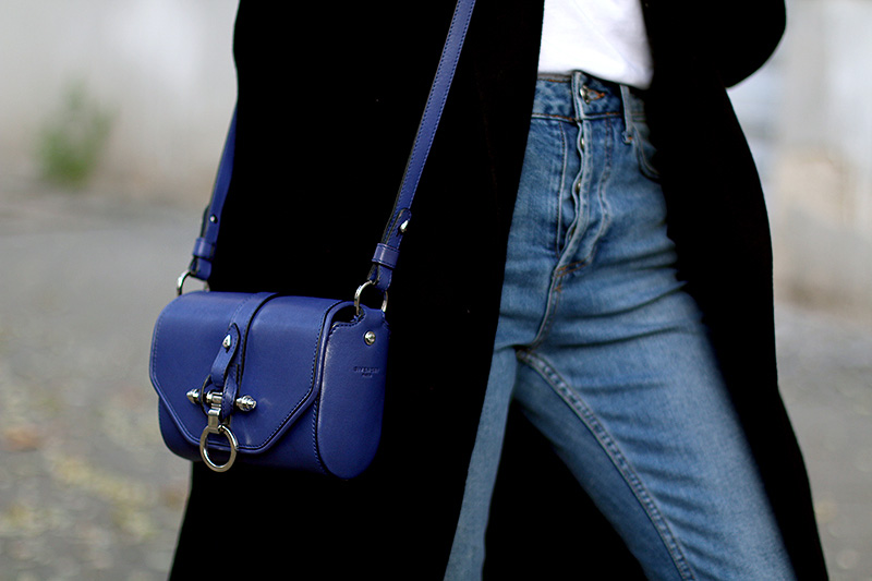 Nisi is wearing: Oversized Coat from All Saints, Longsleever from Comme des Garcons, Girlfriend Jeans from Topshop, Givenchy Obsedia Bag, Chloé Lauren Flats, Watch from Fossil