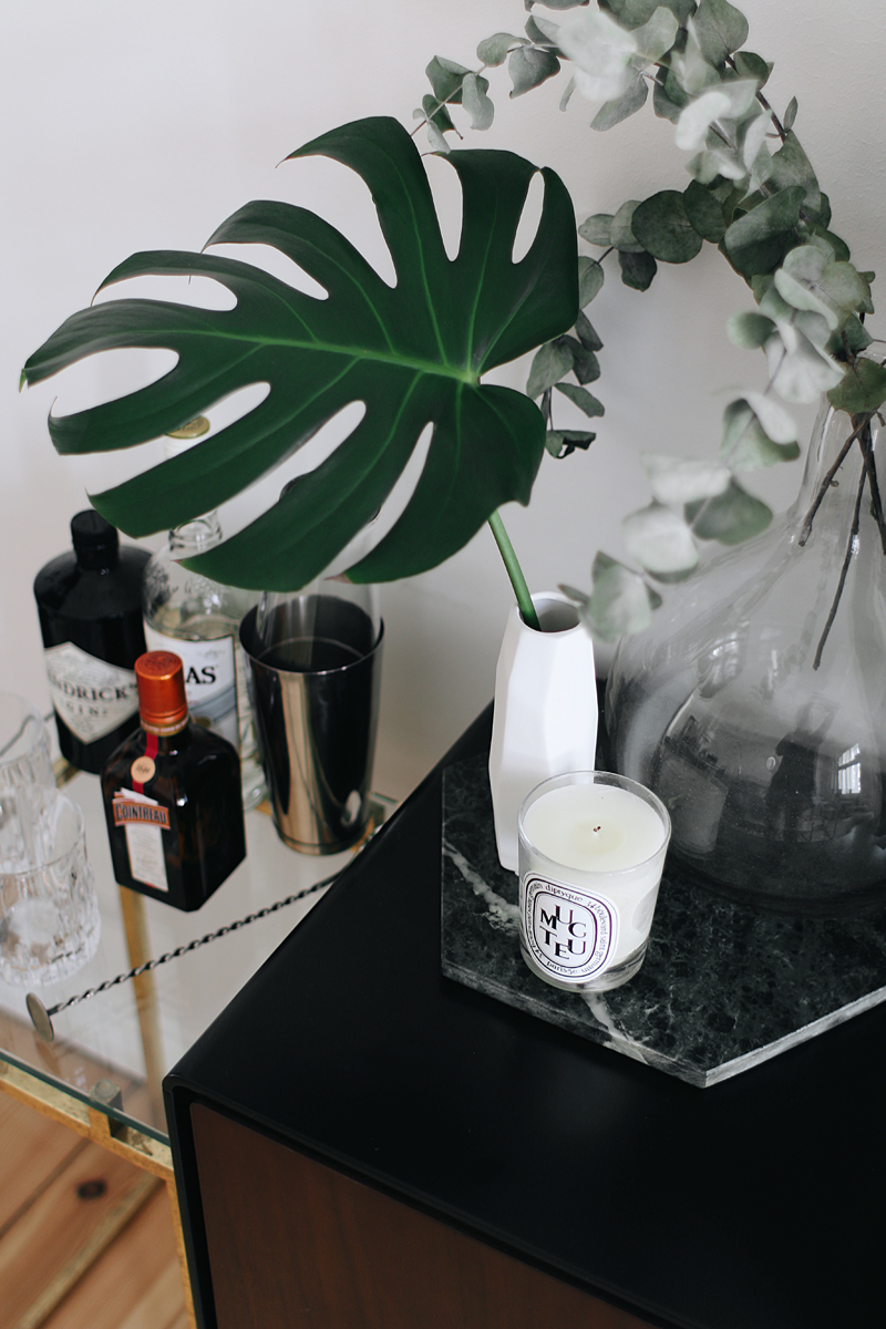 Interior Inspiration - The living room. Bar tray and green marble cutting board/tablet