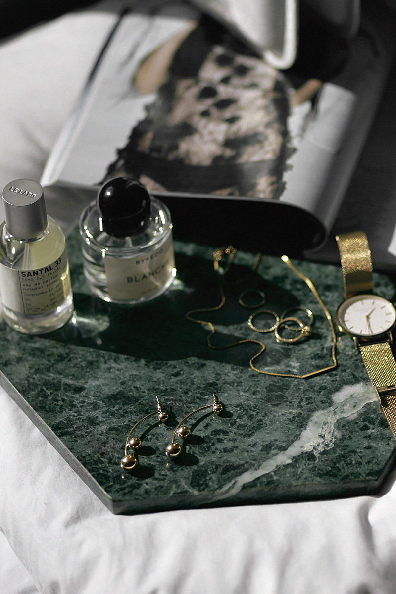 Statement jewelry: Triple Ball Earrings (Marble tray from Bloomingville)