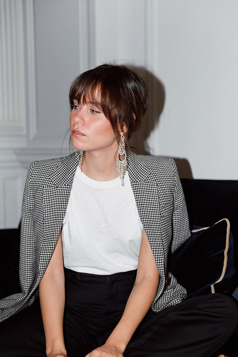 Outfit: A Night Out in London. Rhinestone Earrings, Hourglass blazer, Balenciaga Lock Round S Bag, Wide trousers, Proenza Schouler Sandals, White t-shirt