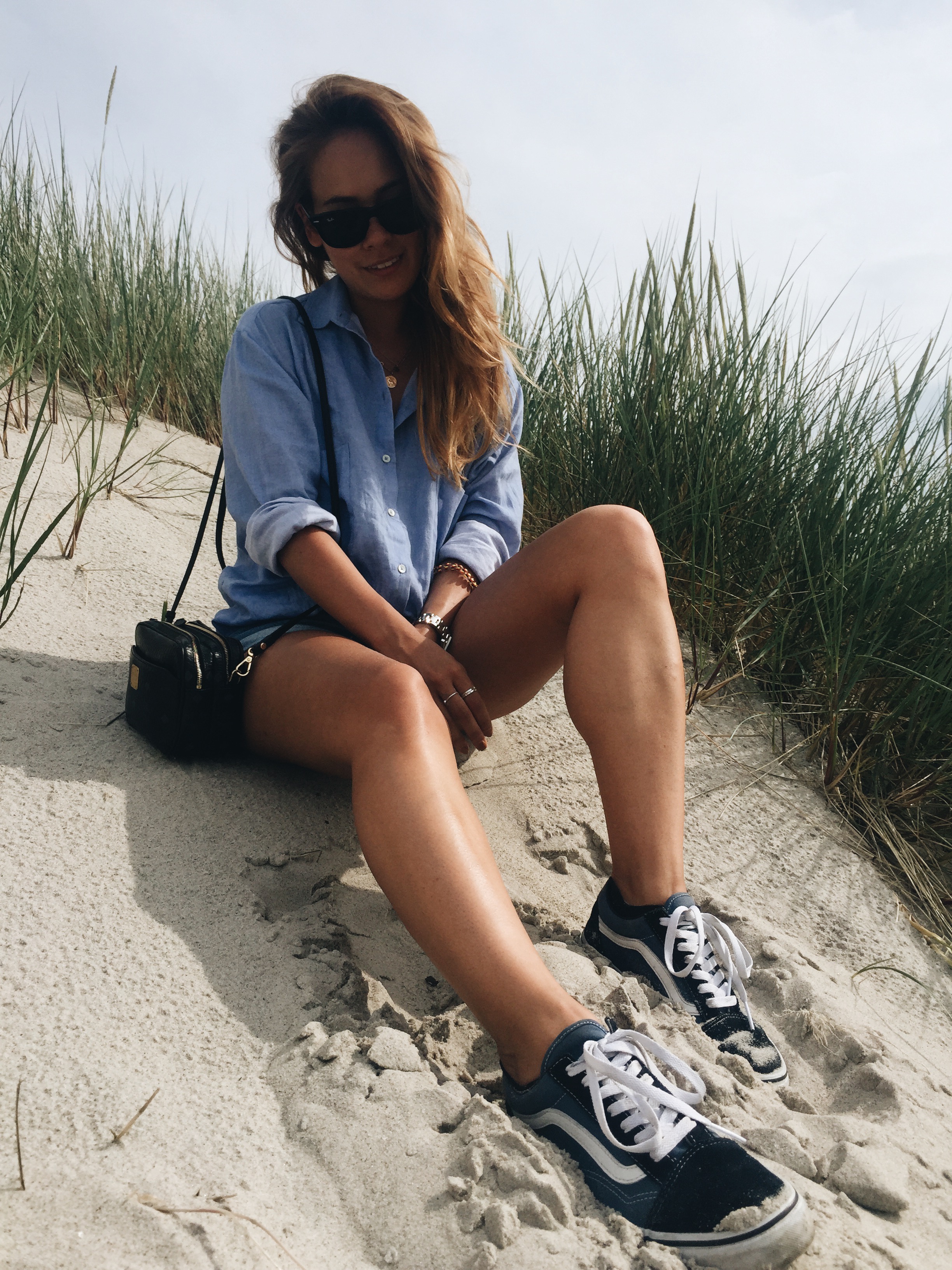Desi is Iro shirt, M.i.h Jeans denim shorts, Vans old skool sneaker, Ray-Ban Wayfarer sunglasses, MCM bag