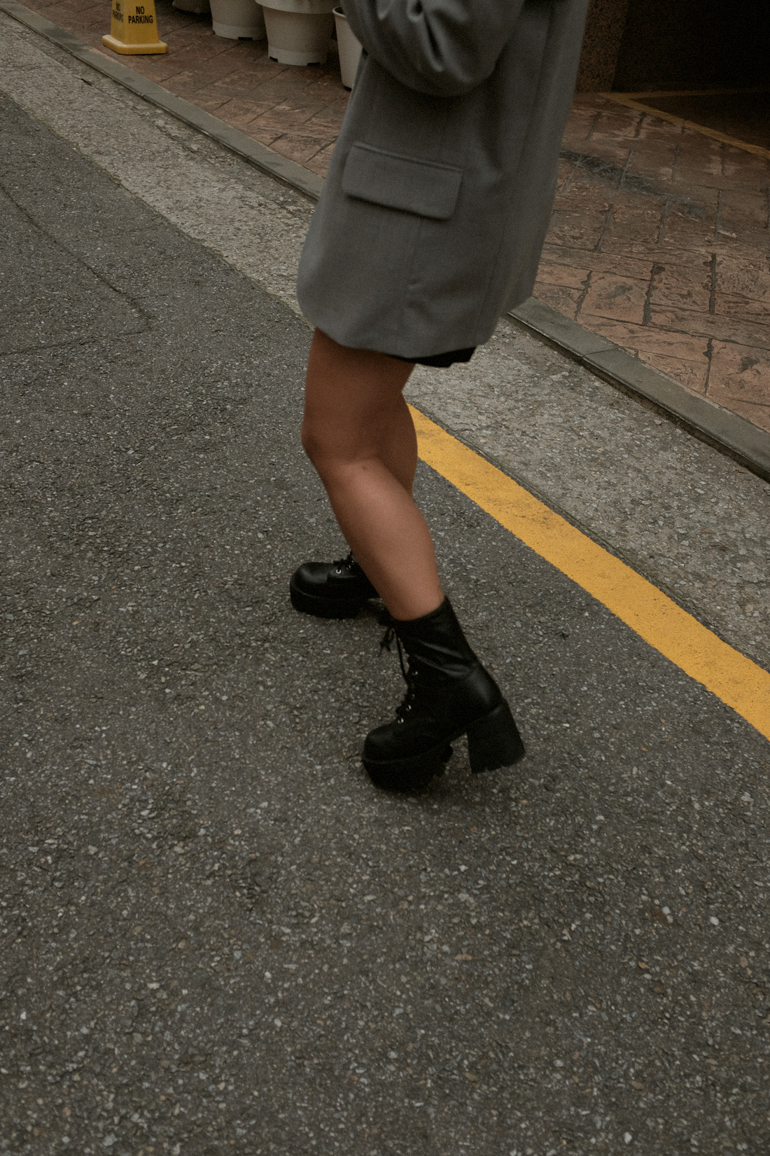 Desi is wearing: Oversized wool blazer – Arket, Basic T-Shirt – Filippa K, Basic shorts – Weekday, Platform combat boots – Jeffrey Campbell