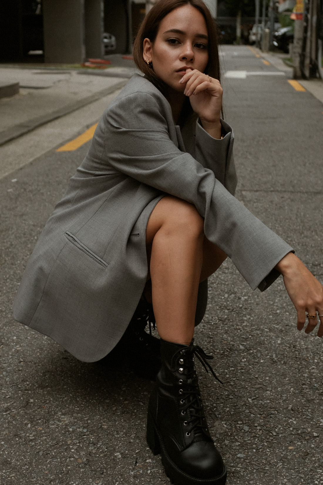 Desi is wearing: Oversized wool blazer – Arket, Basic T-Shirt – Filippa K, Basic shorts – Weekday, Platform combat boots – Jeffrey Campbell