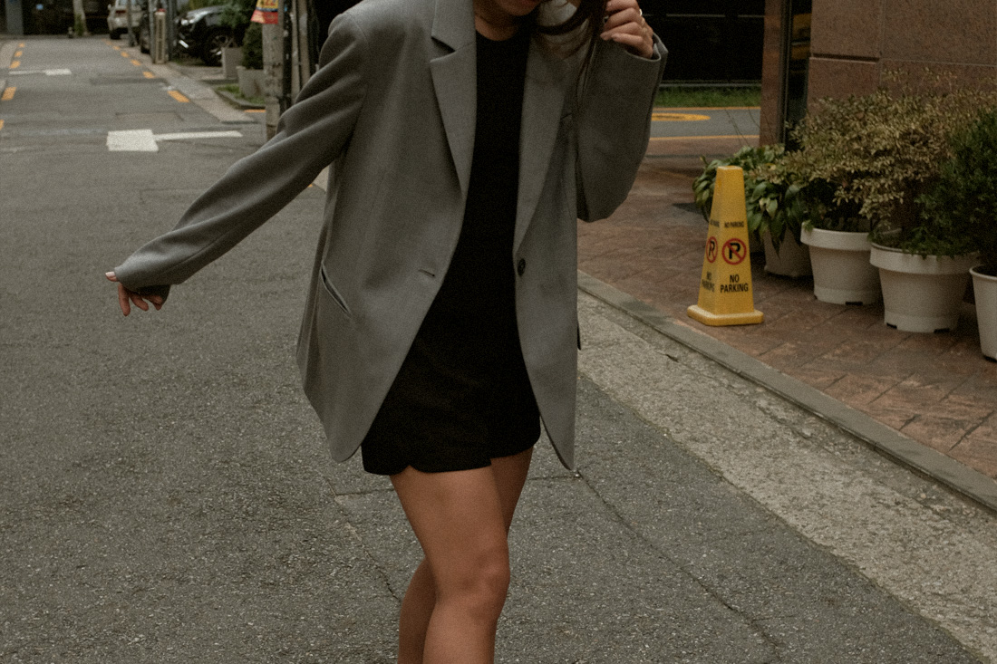 Desi is wearing: Oversized wool blazer – Arket, Basic T-Shirt – Filippa K, Basic shorts – Weekday, Platform combat boots – Jeffrey Campbell