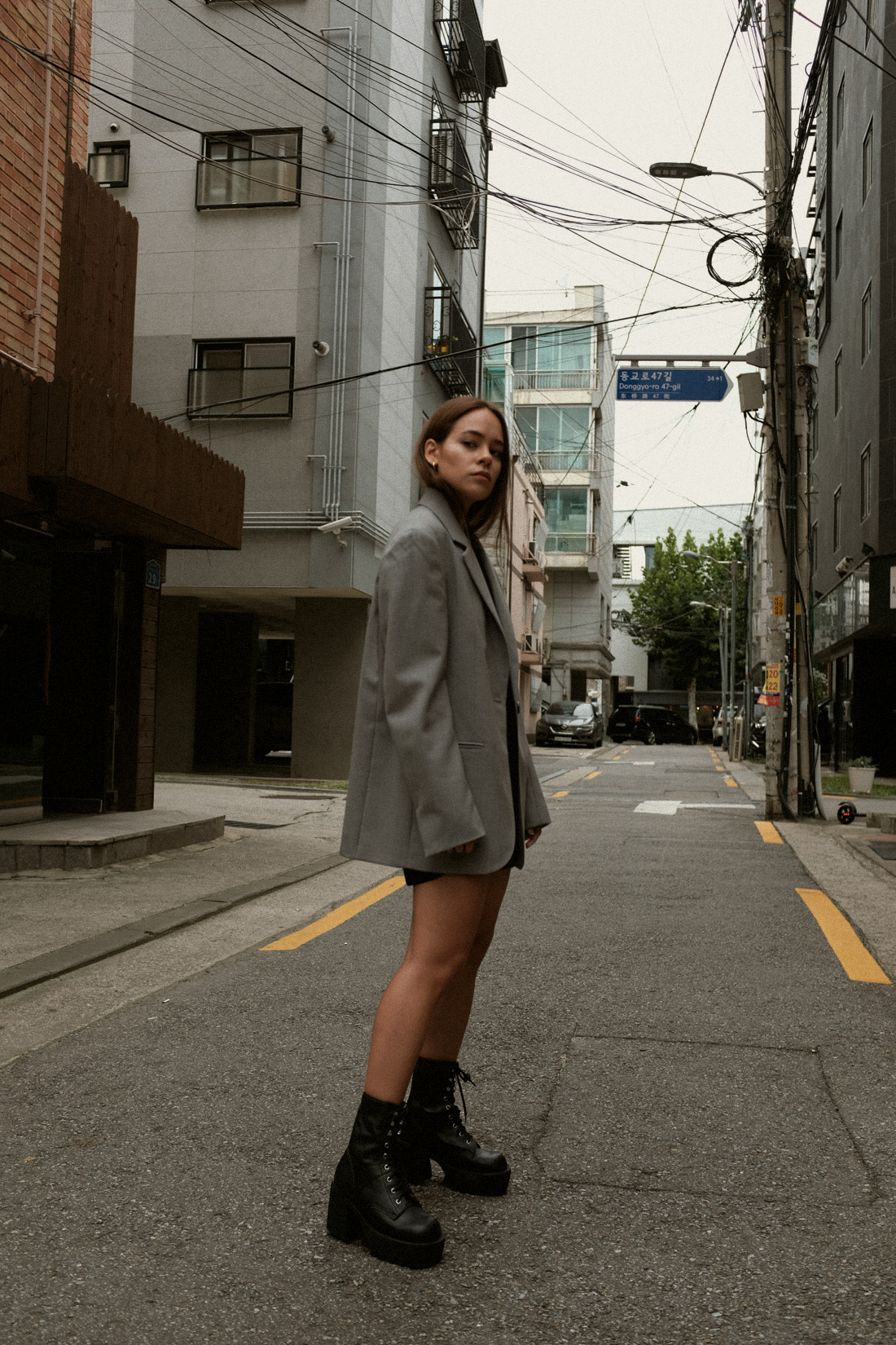 Desi is wearing: Oversized wool blazer – Arket, Basic T-Shirt – Filippa K, Basic shorts – Weekday, Platform combat boots – Jeffrey Campbell