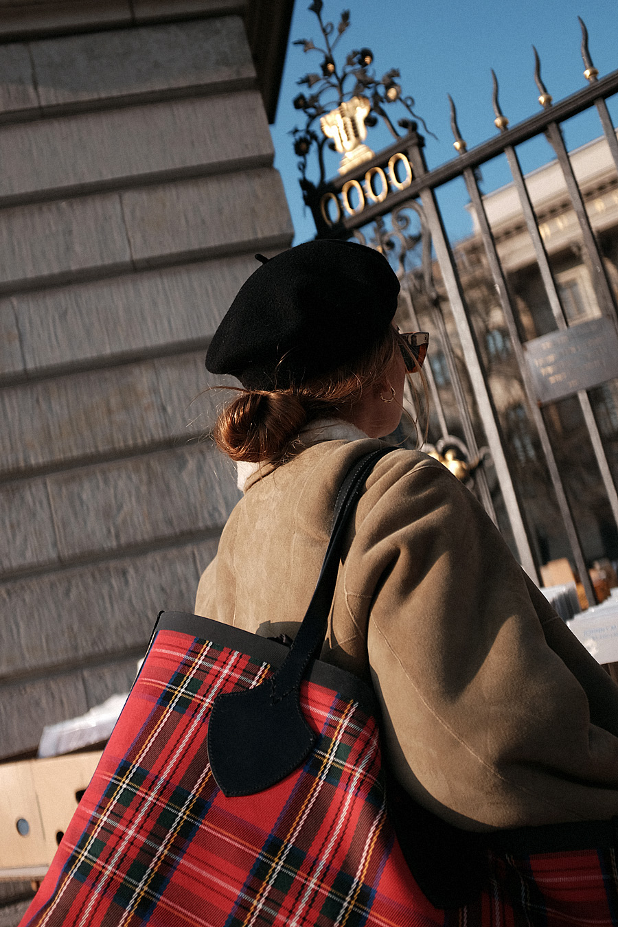 Desi is wearing: Céline Kate Sunglasses, Burberry Giant Shopper, Wool beret, Isabel Marant Éroile Shearling jacket, Mom jeans, Totême Turtleneck, Chelsea boots