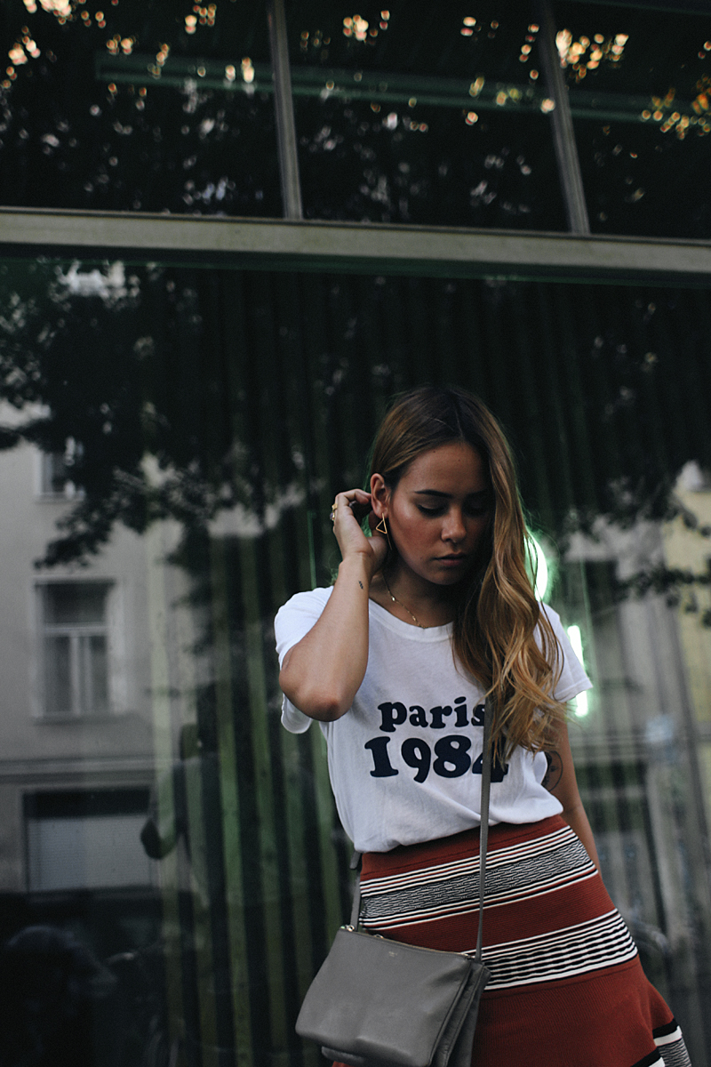 Outfit - Casual with print shirt and skirt. Desi is wearing: Céline Trio bag, Saint Laurent Sneakers, skirt, Brandy Melville shirt, earrings