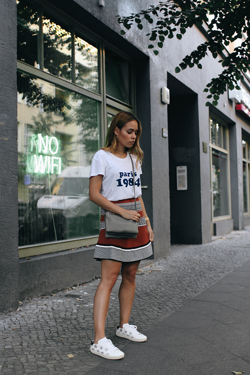 Outfit - Casual with print shirt and skirt. Desi is wearing: Céline Trio bag, Saint Laurent Sneakers, skirt, Brandy Melville shirt, earrings