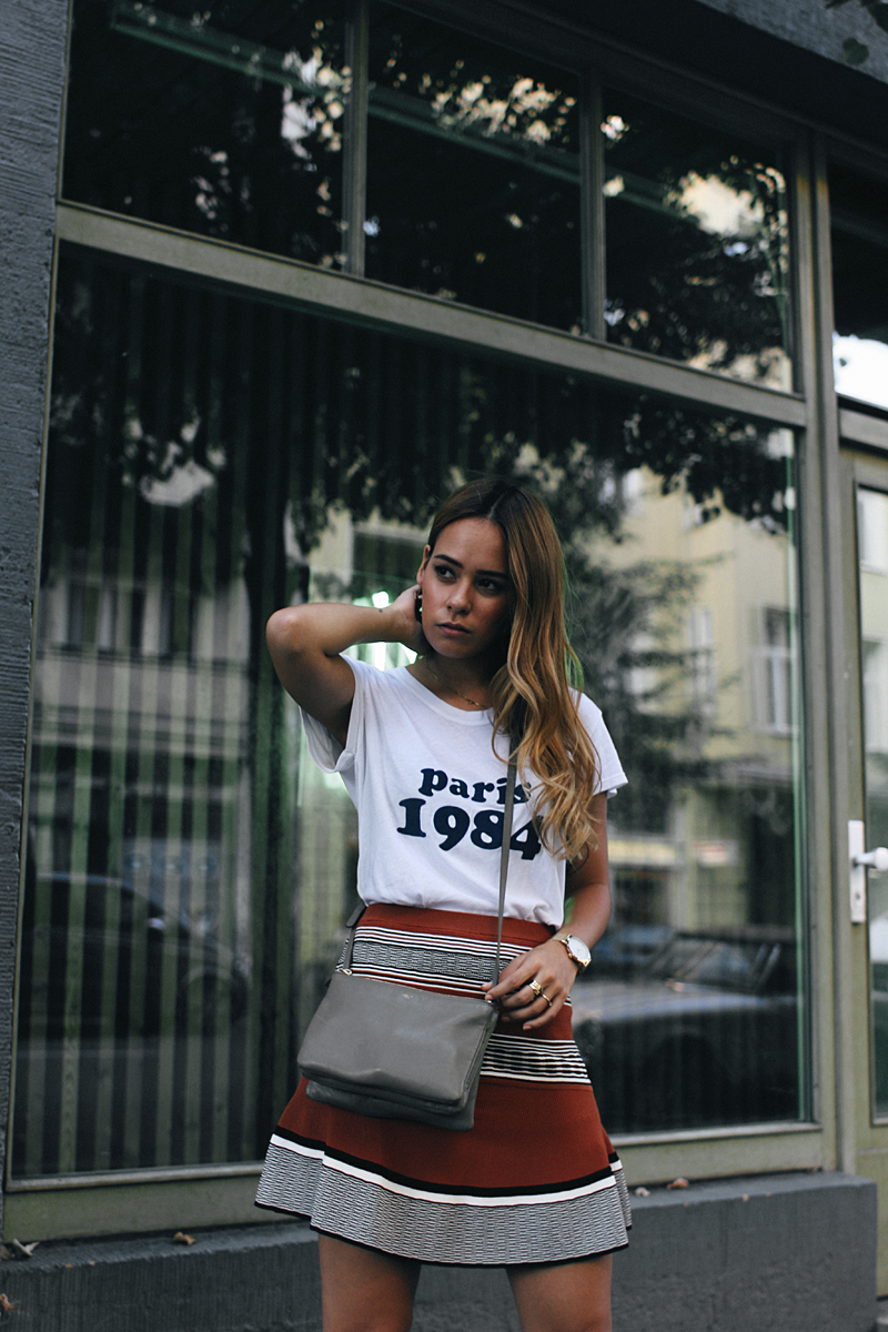Outfit - Casual with print shirt and skirt. Desi is wearing: Céline Trio bag, Saint Laurent Sneakers, skirt, Brandy Melville shirt, earrings