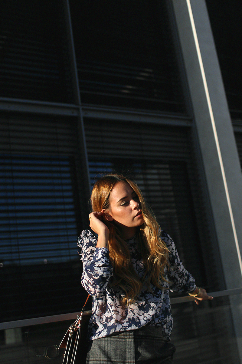 Desi is wearing: Mango checked trousers, Zara blouse, Gucci Princetown slippers, Chloé Faye bag.