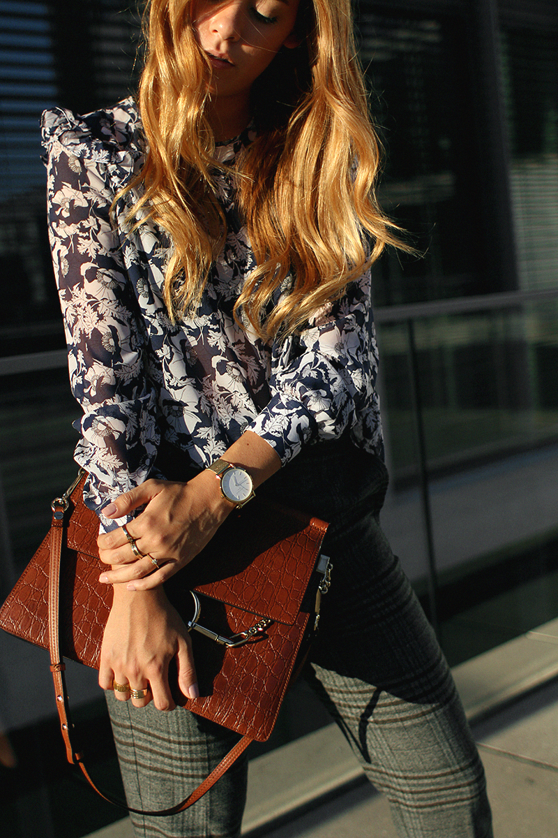 Desi is wearing: Mango checked trousers, Zara blouse, Gucci Princetown slippers, Chloé Faye bag.