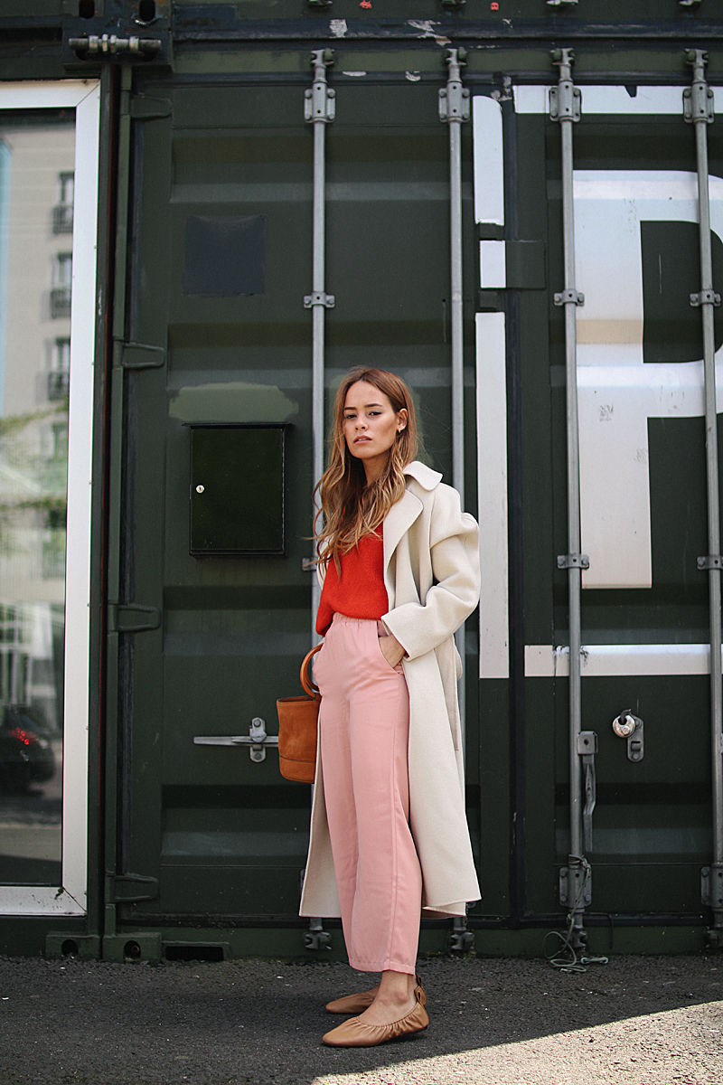 Desi is wearing res jumper, pink cullotes, Céline soft ballerinas, Simon Miller bag, Sandro coat.