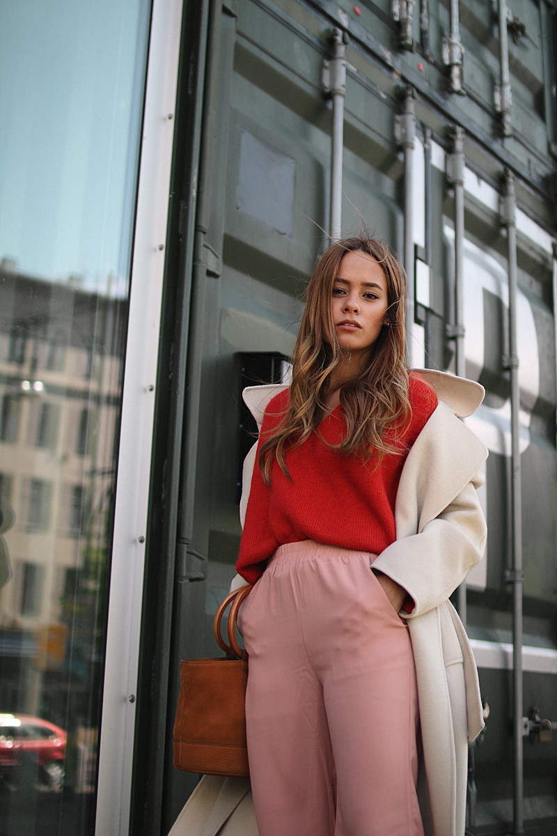 Desi is wearing res jumper, pink cullotes, Céline soft ballerinas, Simon Miller bag, Sandro coat.