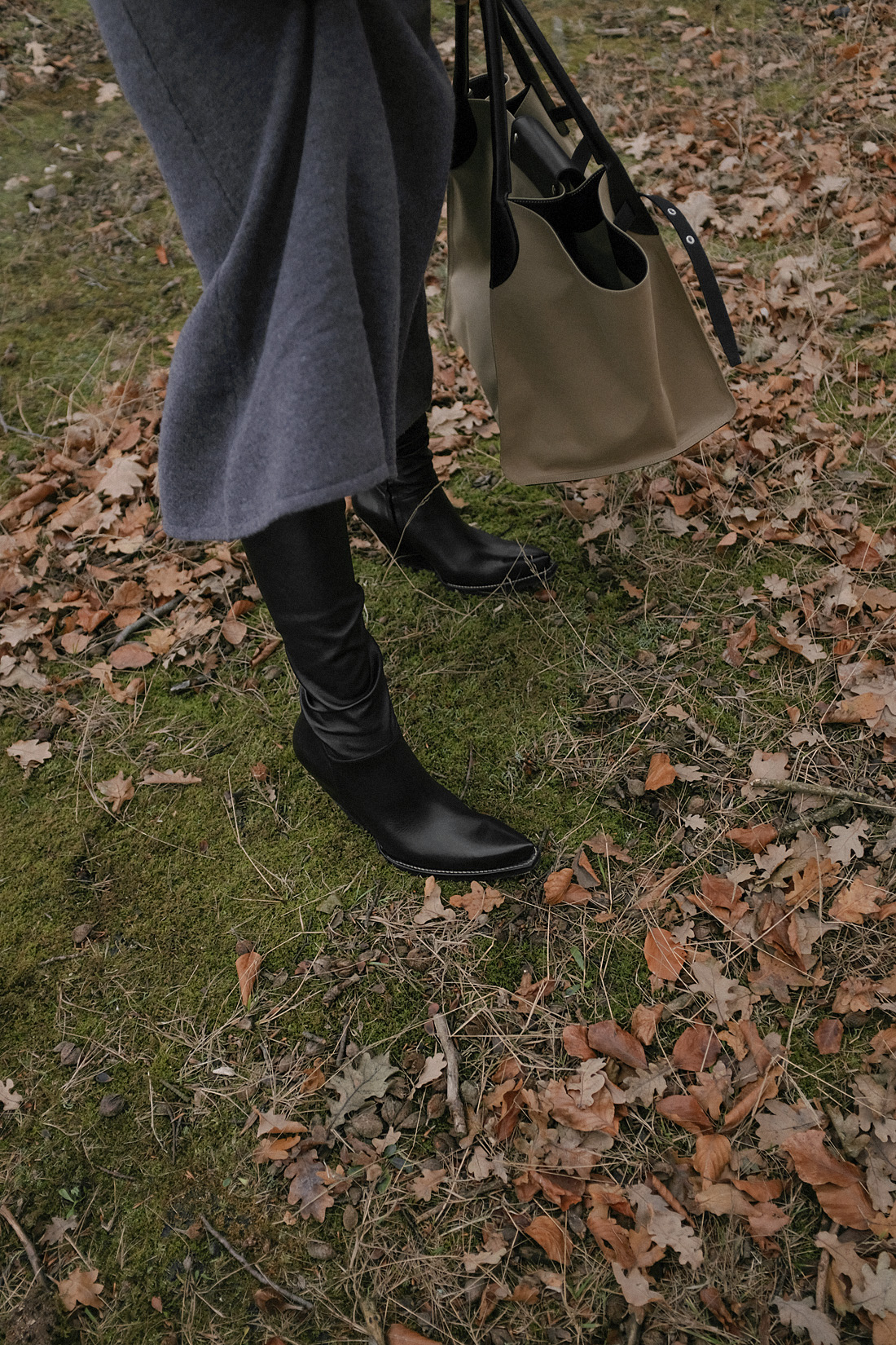 Desi is wearing a knitted two piece from Mango with Céline Santiag boots and Céline big bag in rain coat fabric