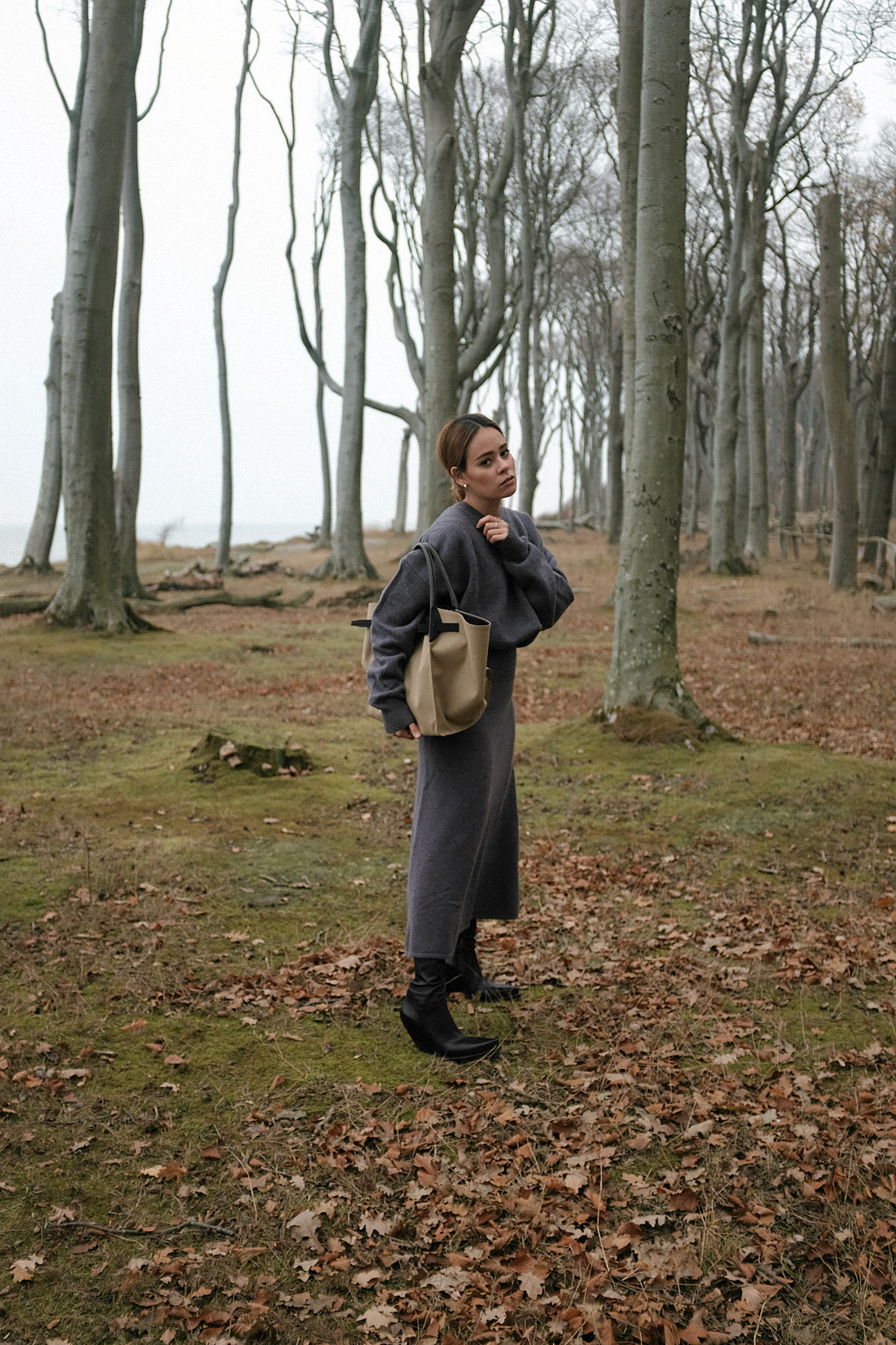 Desi is wearing a knitted two piece from Mango with Céline Santiag boots and Céline big bag in rain coat fabric