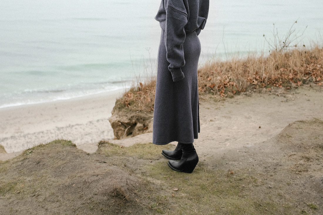 Desi is wearing a knitted two piece from Mango with Céline Santiag boots and Céline big bag in rain coat fabric