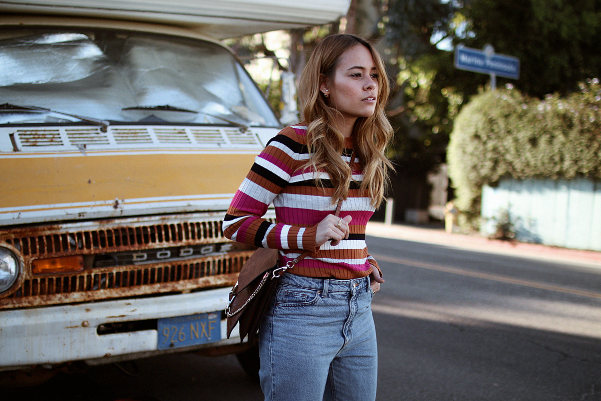 Outfit: Multicolored Stripes. Inspired by Stranger Things. Desi is wearing a multicolored striped shirt, mom jeans, Hermes Oran sandals and Chloé Faye bag.