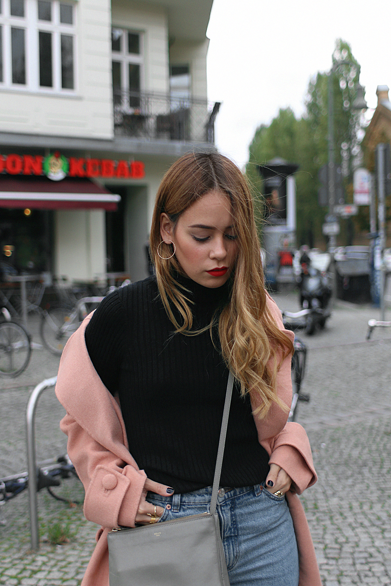 Outfit: The dusky pink oversized coat. Desi is wearing a Tibi coat, Céline Trio bag, Monki Mom jeans, Vans old skool sneakers, French Connection high neck top.