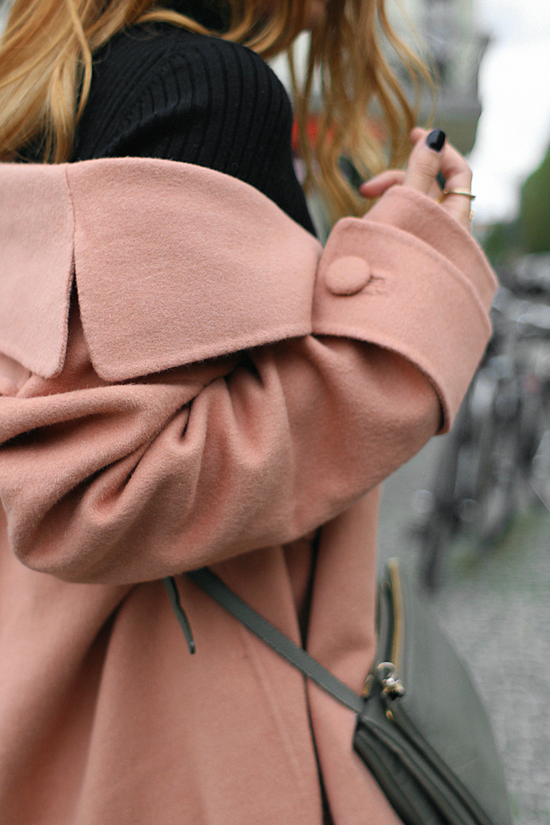 Outfit: The dusky pink oversized coat. Desi is wearing a Tibi coat, Céline Trio bag, Monki Mom jeans, Vans old skool sneakers, French Connection high neck top.