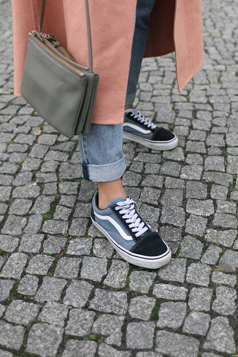 Outfit: The dusky pink oversized coat. Desi is wearing a Tibi coat, Céline Trio bag, Monki Mom jeans, Vans old skool sneakers, French Connection high neck top.