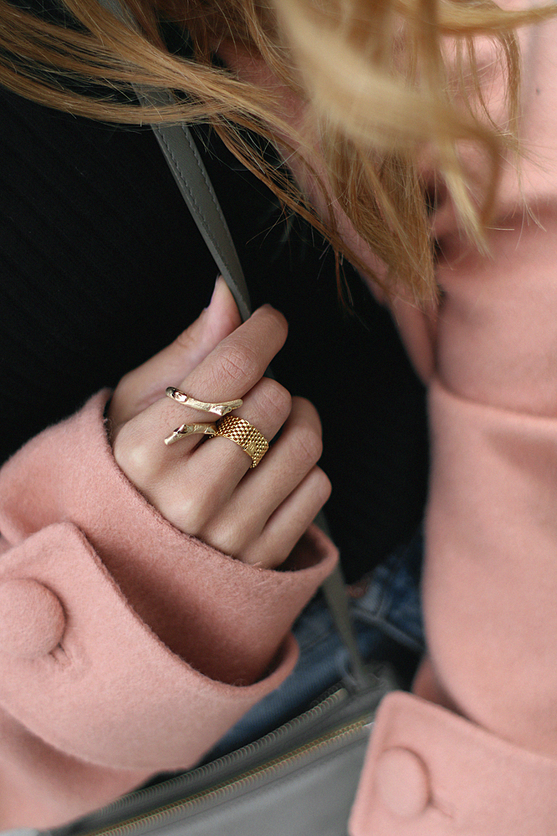 Outfit: The dusky pink oversized coat. Desi is wearing a Tibi coat, Céline Trio bag, Monki Mom jeans, Vans old skool sneakers, French Connection high neck top.