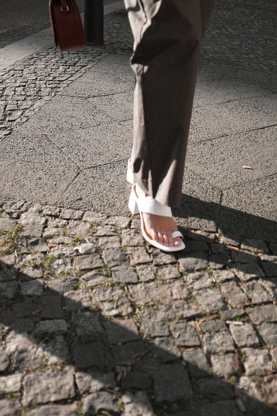 Outfit: Shades of Brown. Desi is wearing: Célien Kate sunglasses, knit jumper, Checked trousers, Brown bag, White mules