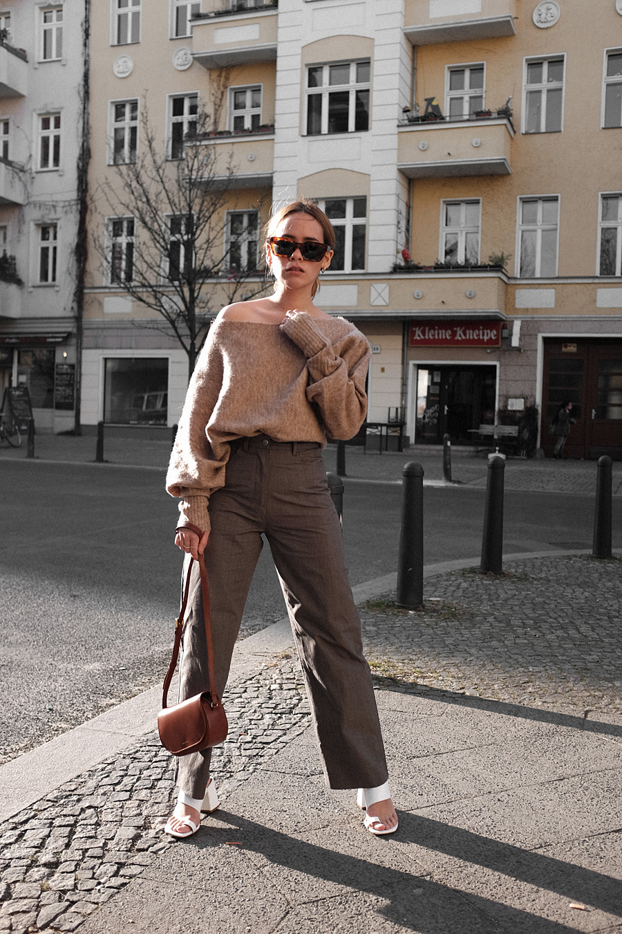 Outfit: Shades of Brown. Desi is wearing: Célien Kate sunglasses, knit jumper, Checked trousers, Brown bag, White mules