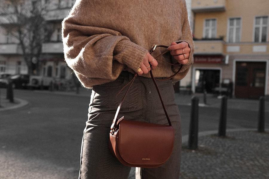 Outfit: Shades of Brown. Desi is wearing: Célien Kate sunglasses, knit jumper, Checked trousers, Brown bag, White mules