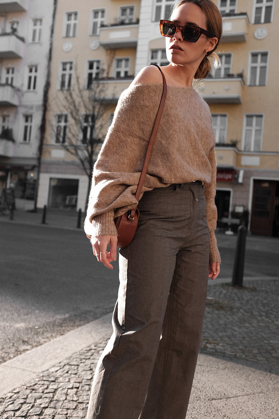 Outfit: Shades of Brown. Desi is wearing: Célien Kate sunglasses, knit jumper, Checked trousers, Brown bag, White mules