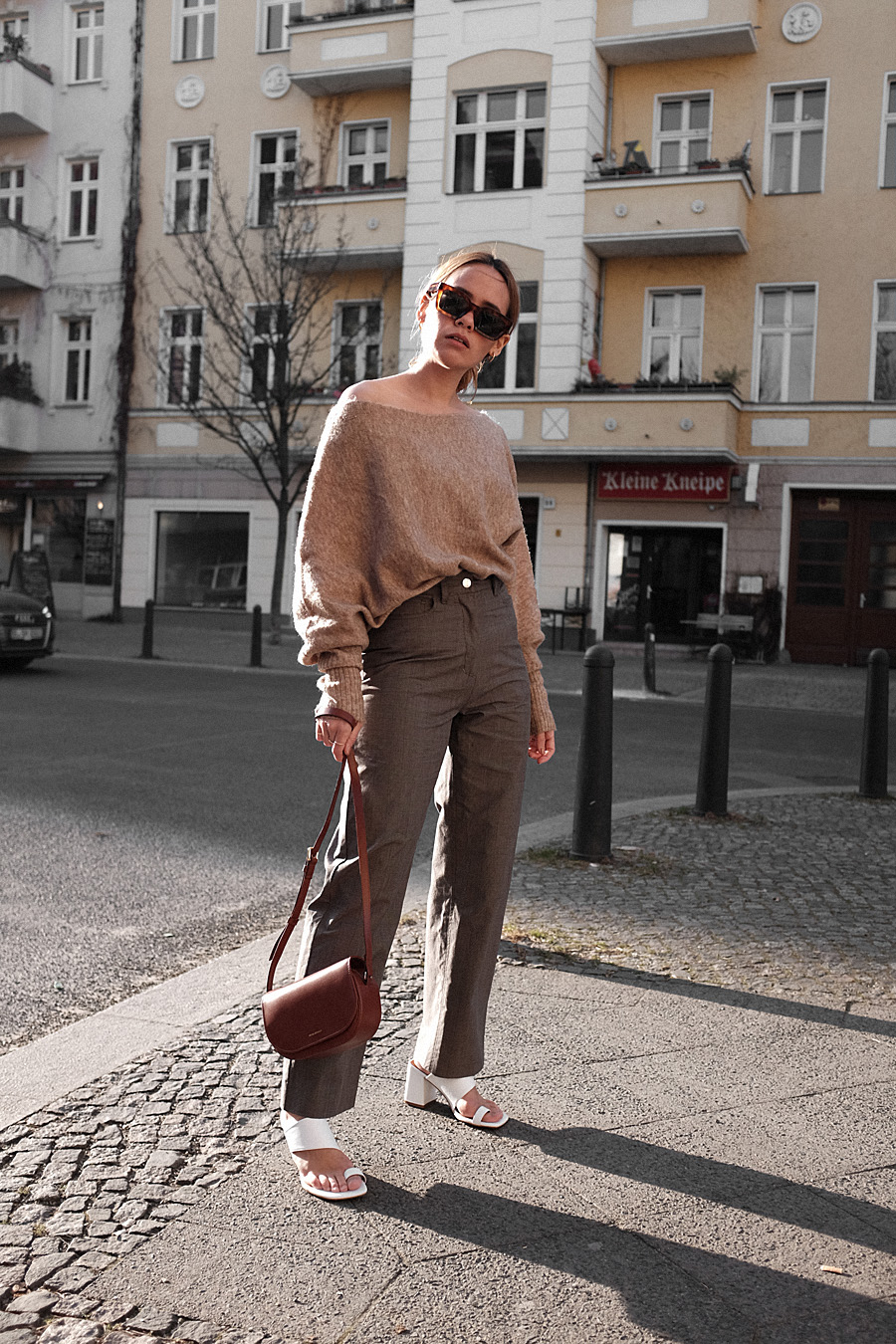 Outfit: Shades of Brown. Desi is wearing: Célien Kate sunglasses, knit jumper, Checked trousers, Brown bag, White mules