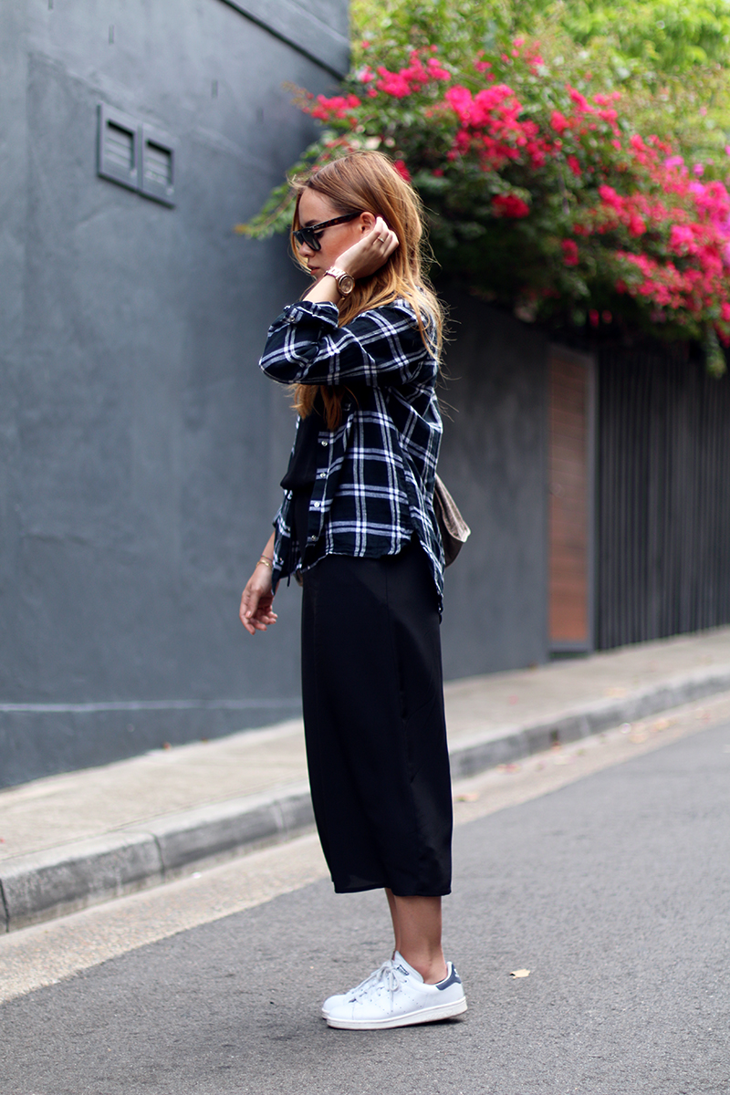 Balenciaga City in Gris Poivre, Mididress, Flannel Shirt, Adidas Stan Smith