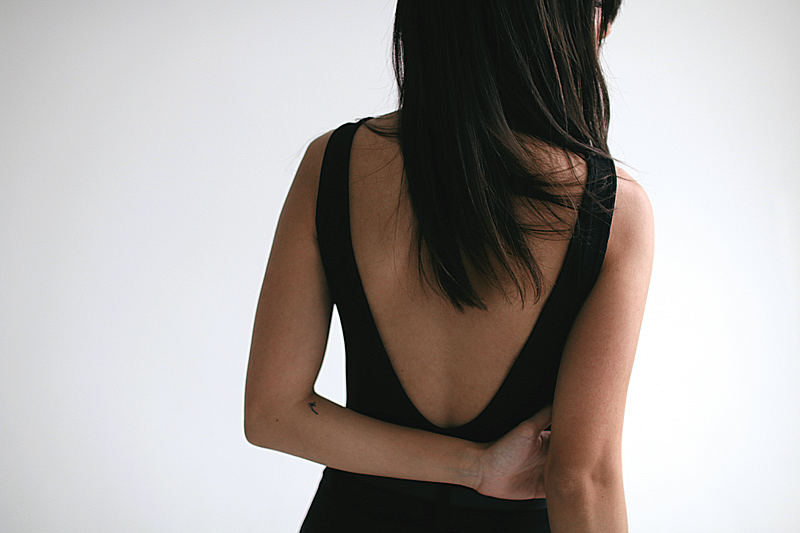 All Black backless suit. Nisi wearing: backless body, ample pants, Gucci belt, Céline Trio Bag