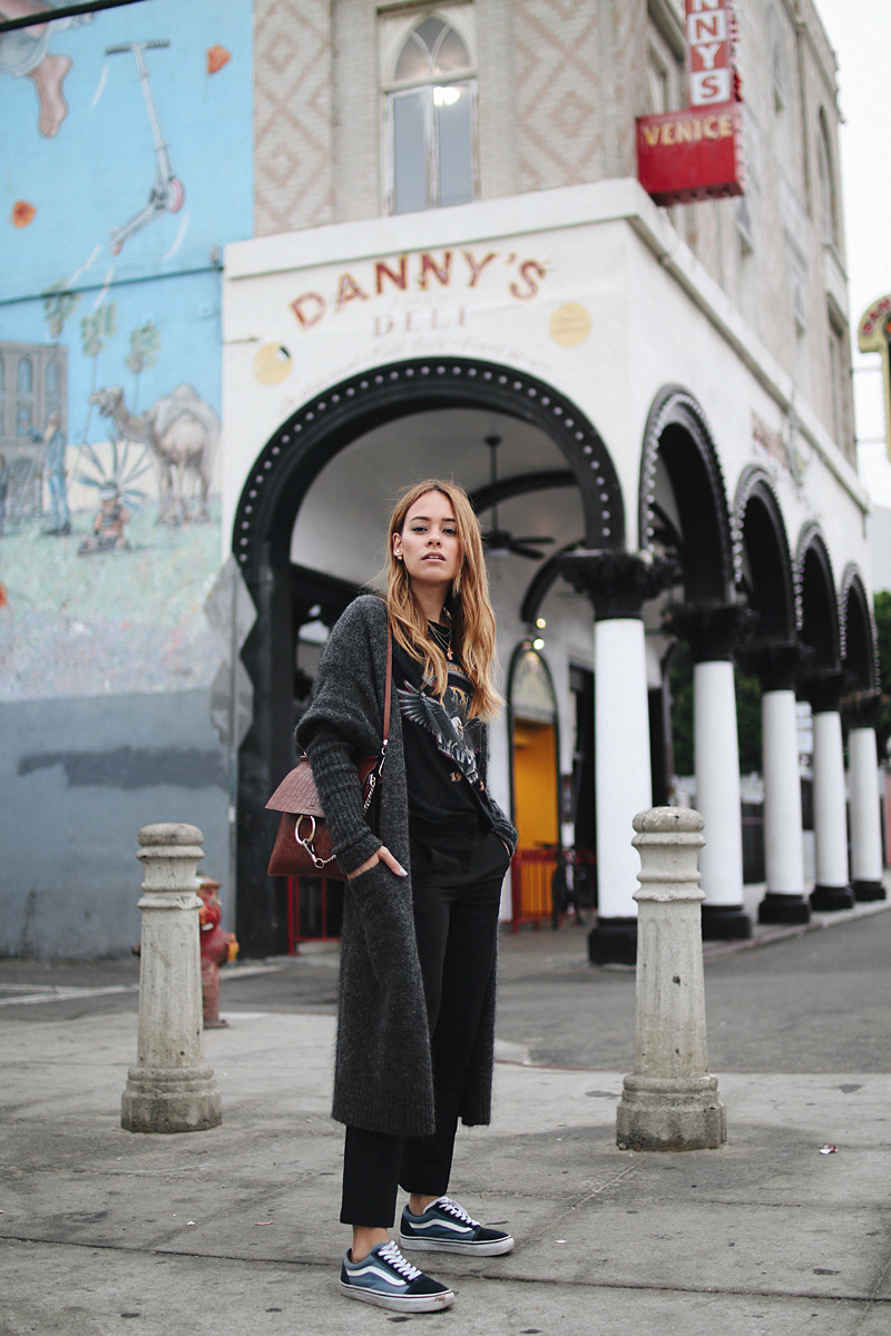 Outfit: Tuxedo pants & vintage shirt in Venice. Desi is wearing tuxedo pants from Zara, shirt bei Zoe Karlsson, Vans Old Skool Sneakers, Chloé Faye bag, Acne Studios cardigan