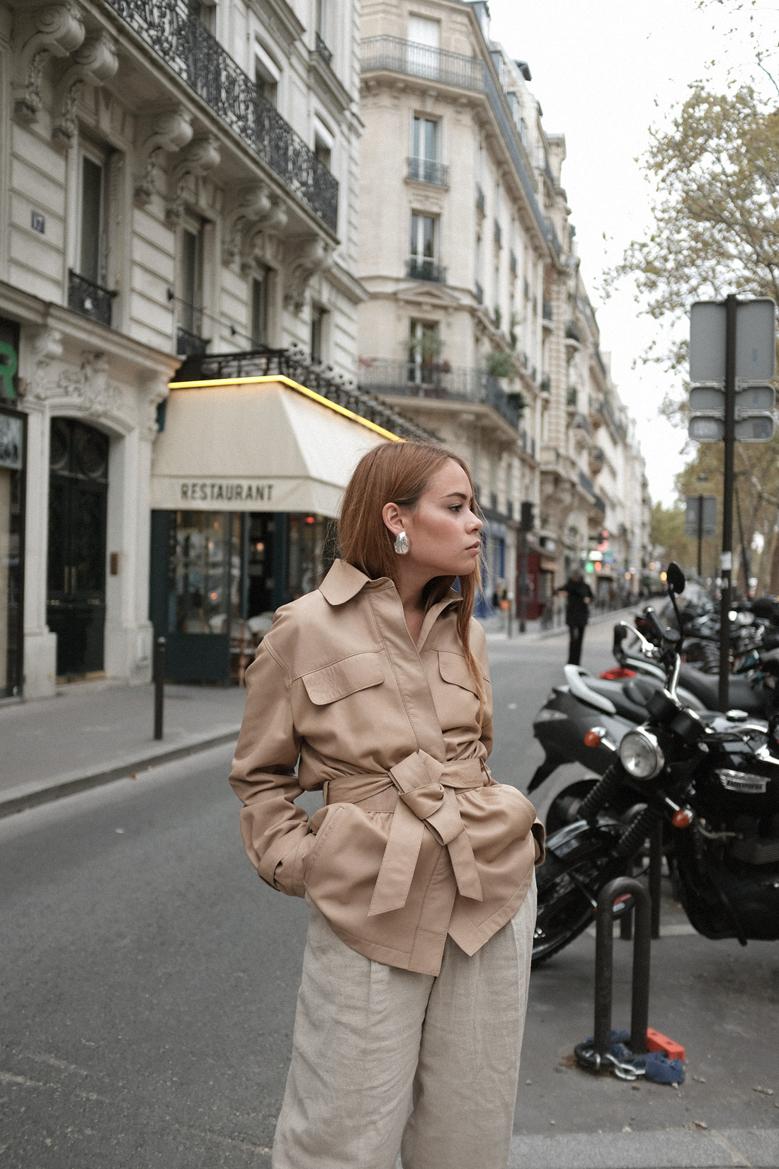 Desi is wearing a Massimo Dutti workwear jacket, H&M wide linen pants, Céline Madame boots, Boyy Karl bag, All Blues eggshell earrings in Paris