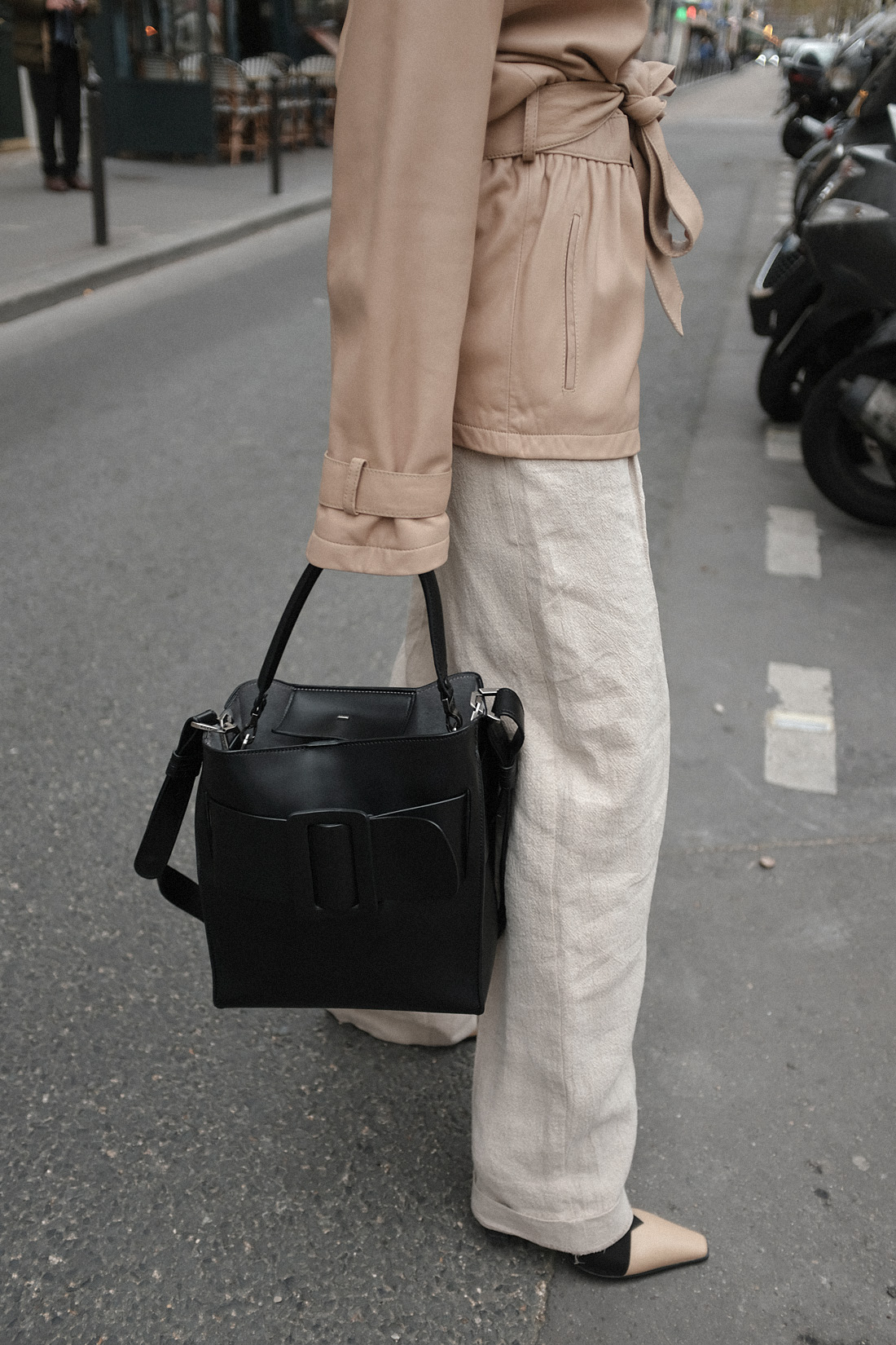 Desi is wearing a Massimo Dutti workwear jacket, H&M wide linen pants, Céline Madame boots, Boyy Karl bag, All Blues eggshell earrings in Paris