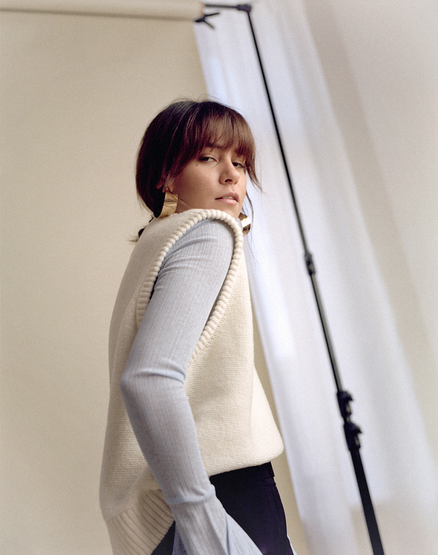 Outfit: Blue shirt and white sweater vest. Nisi is wearing: Blue longsleeve, White sweater vest, Culottes, Earrings