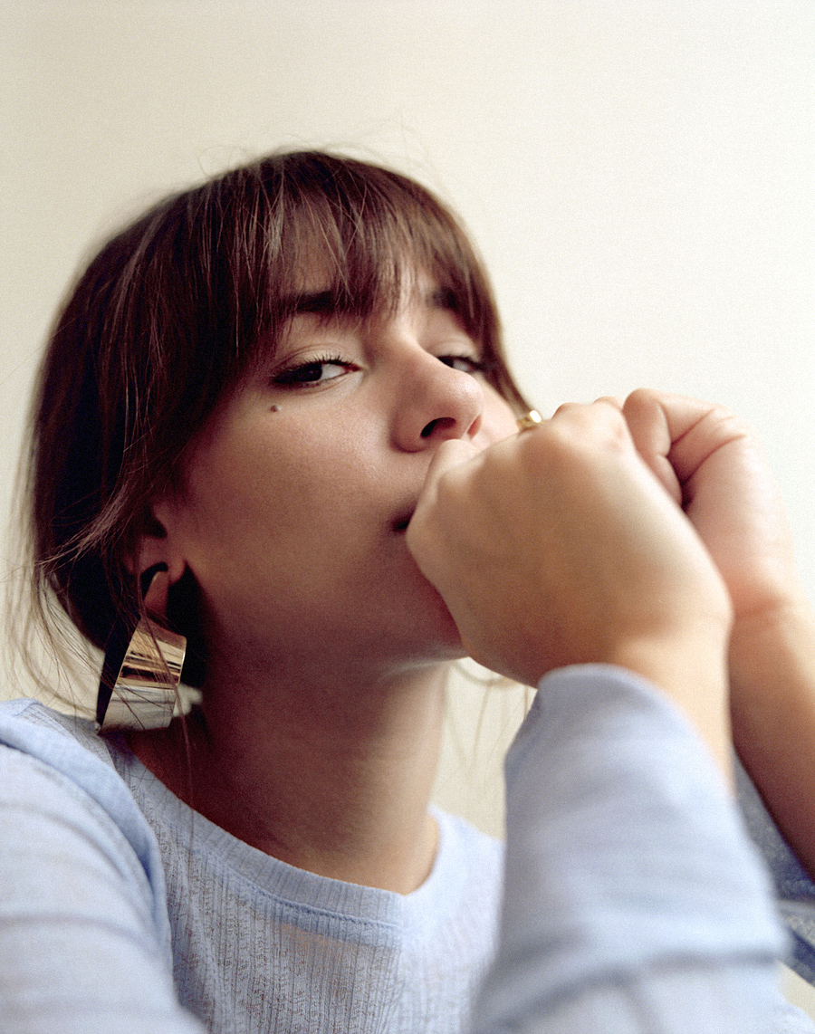 Outfit: Blue shirt and white sweater vest. Nisi is wearing: Blue longsleeve, White sweater vest, Culottes, Earrings