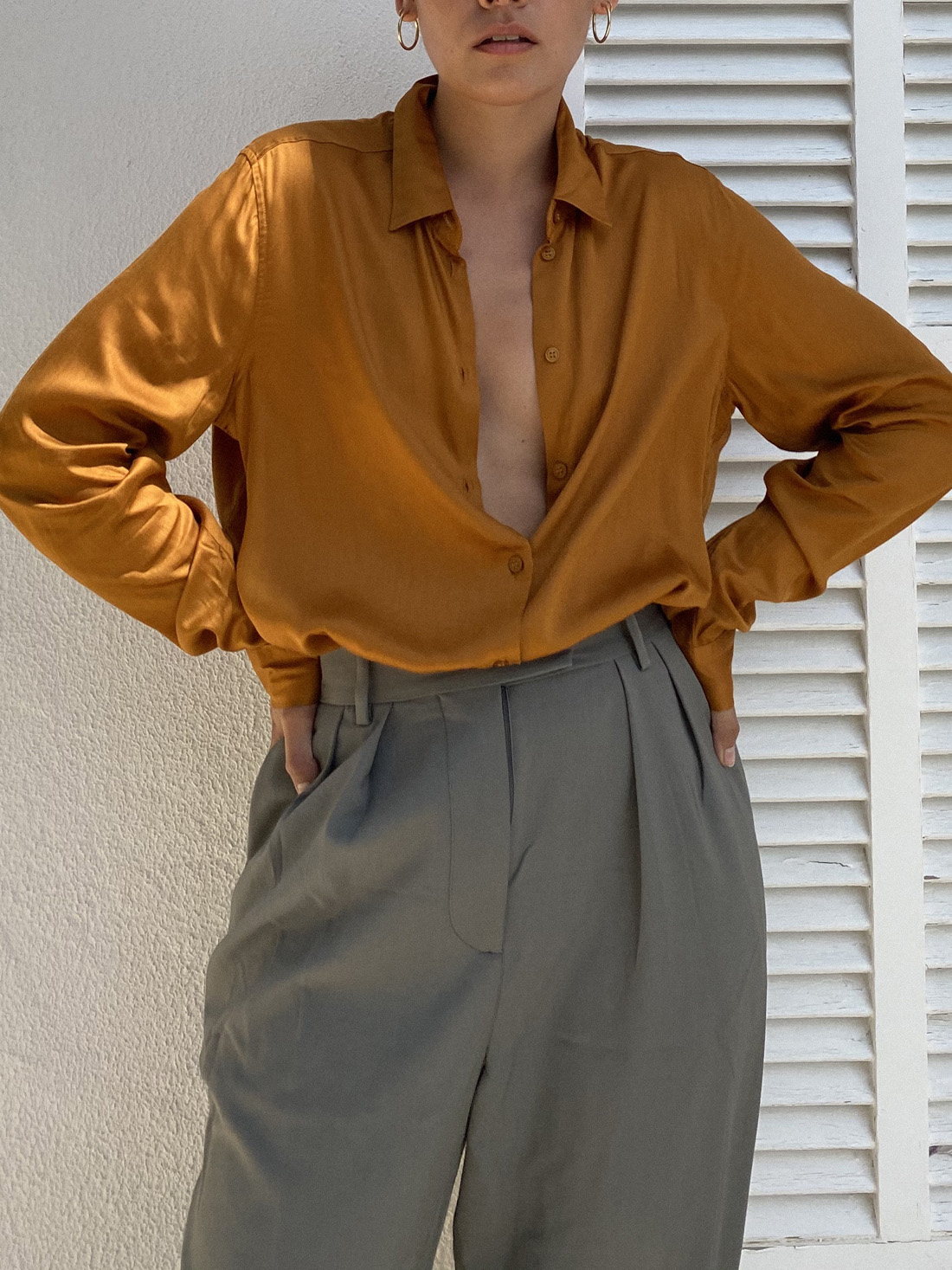 Desi is wearing: Hopsack trousers – Arket, Satin blouse – Seidensticker, Large hoops – Ohh Luilu, Flip flops – Havaianas