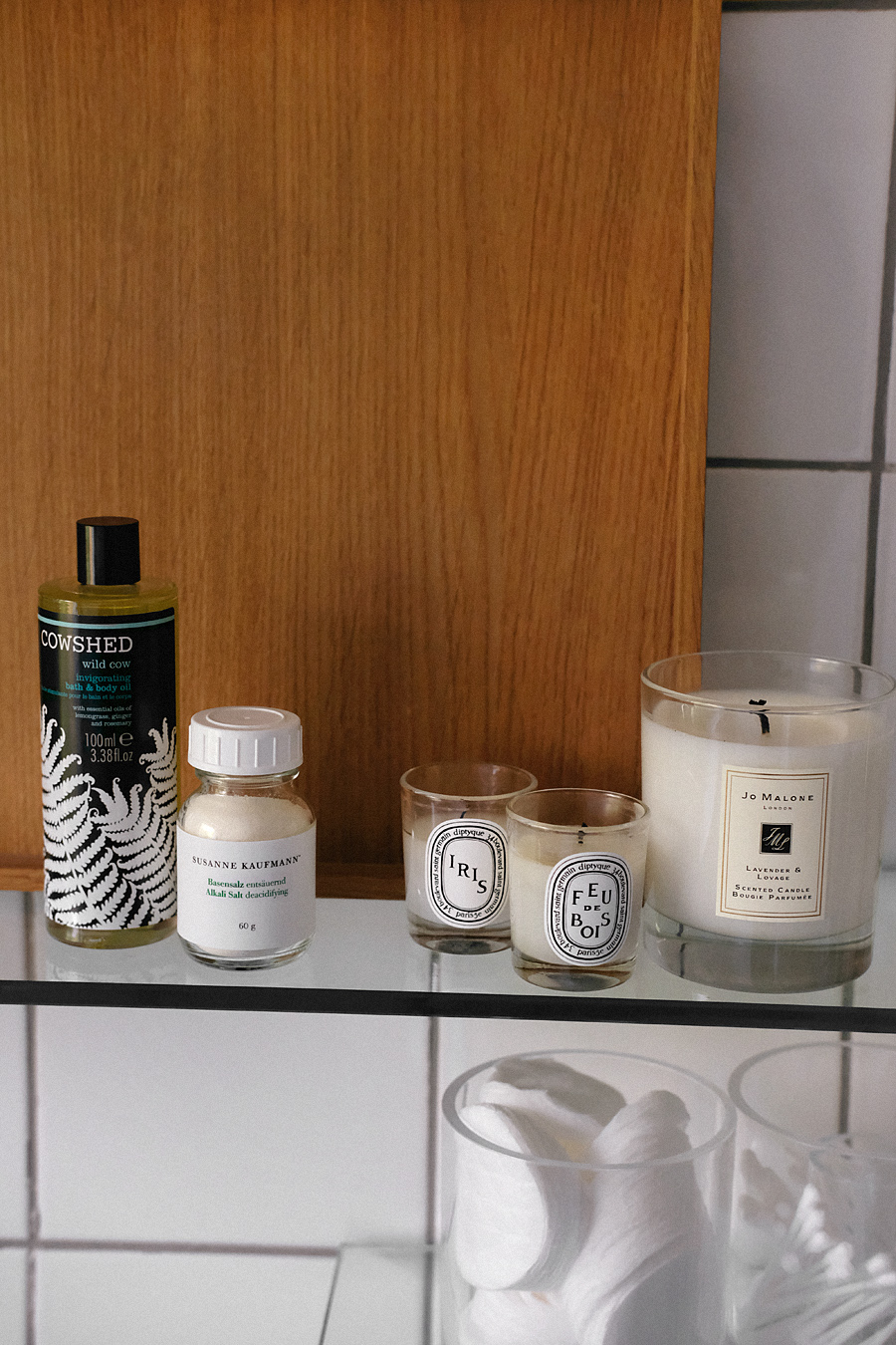 What's in my Shower - Bathroom Beauty Products: Rahua Hydration shampoo & conditioner, Perricone MD Refreshing shower mask, Biotherm, Bath Therapy Invigorating shower foam, Clean Sheets Cleansing gel Bynacht, Philips VisaPure, Cowshed Wild Cow Bath and massage oil, Diptyque candles, TANGENT GC Oud Organic soap