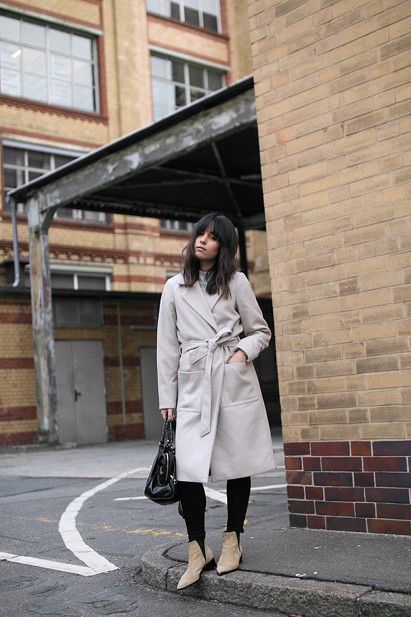 Fashion Essentials for Fall: Acne Studios Jensen boots, Balenciaga Giant 12 City Bag, Wrap oat, black skinny jeans, High neck knit