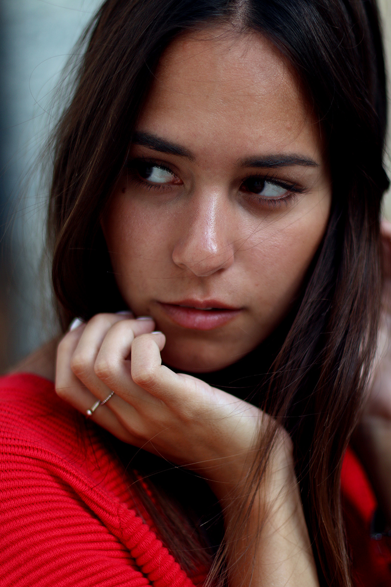 outfit_red_jumper_highwaisted_denim_shorts_celine_trio_bag_birkenstock_2